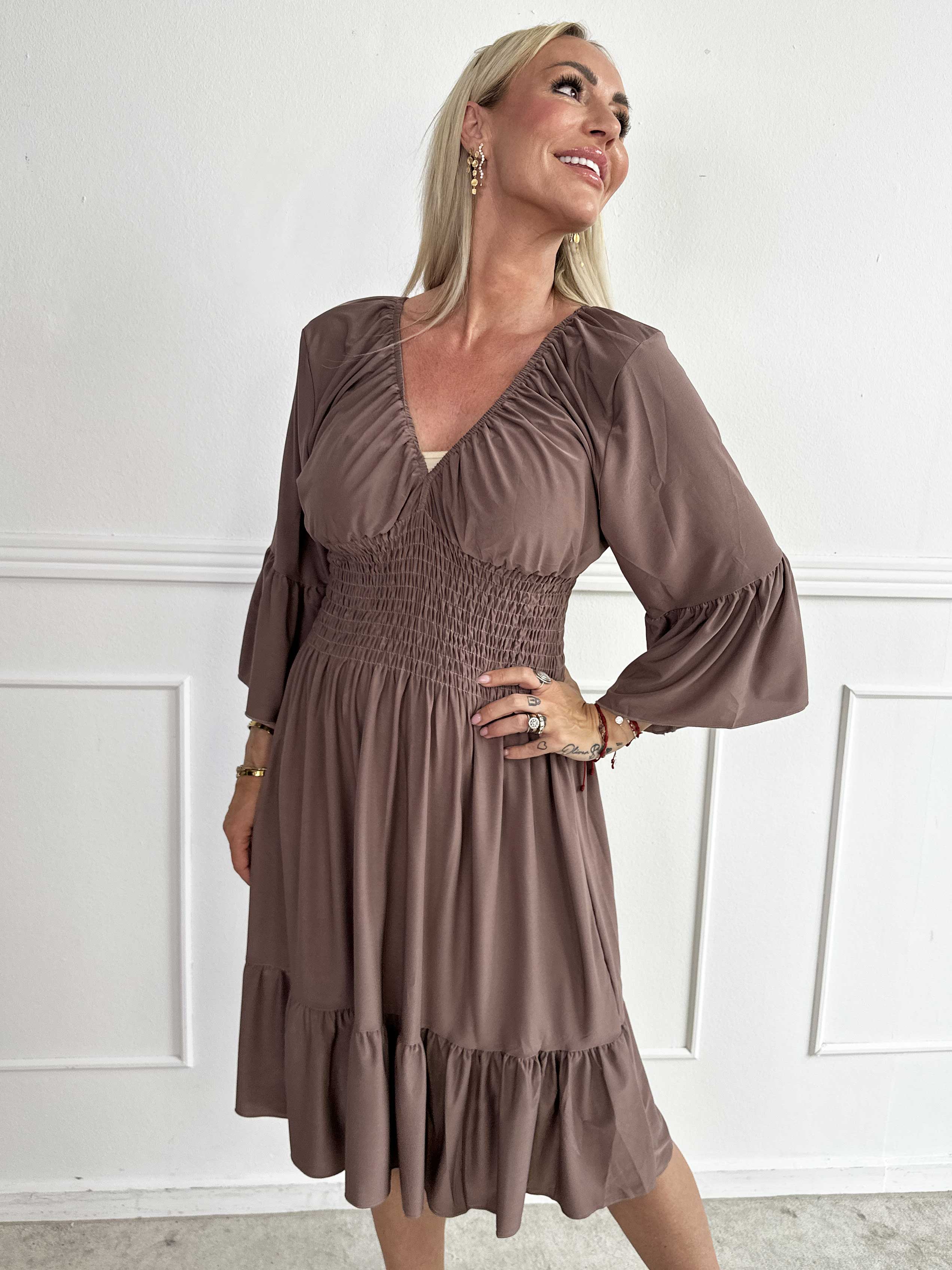 Flora Plain - Elastisk ensfarvet kjole med smock og flæse på ærmet